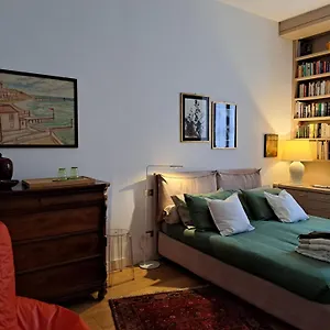 Casa Mari - Free Secure Parking, Breakfast, Private Bathroom, Wifi, Garden, Aircon, 3 Min Walk To Metro And Train Station Couette-café